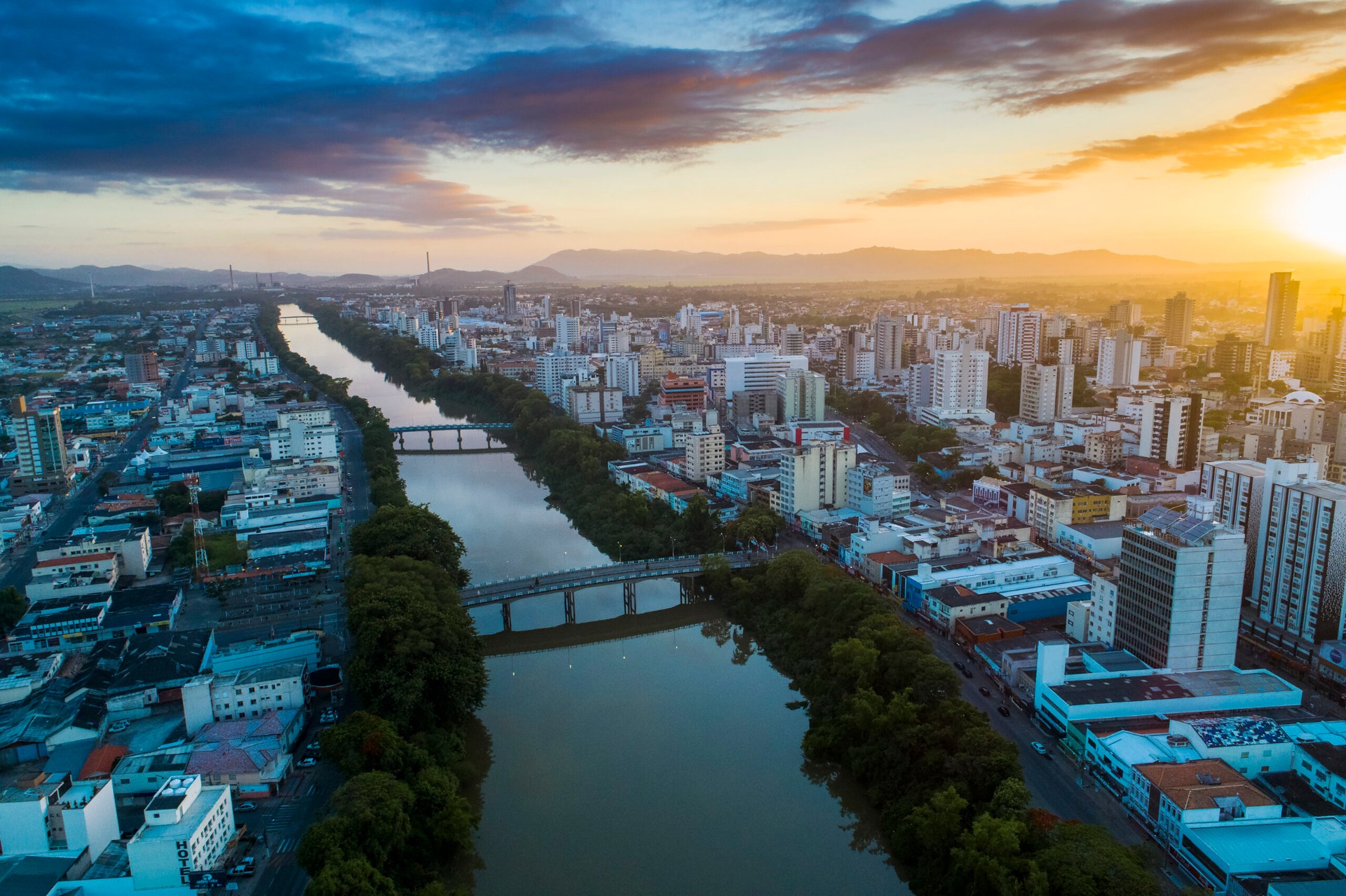 Vista aérea de Tubarão ao entardecer